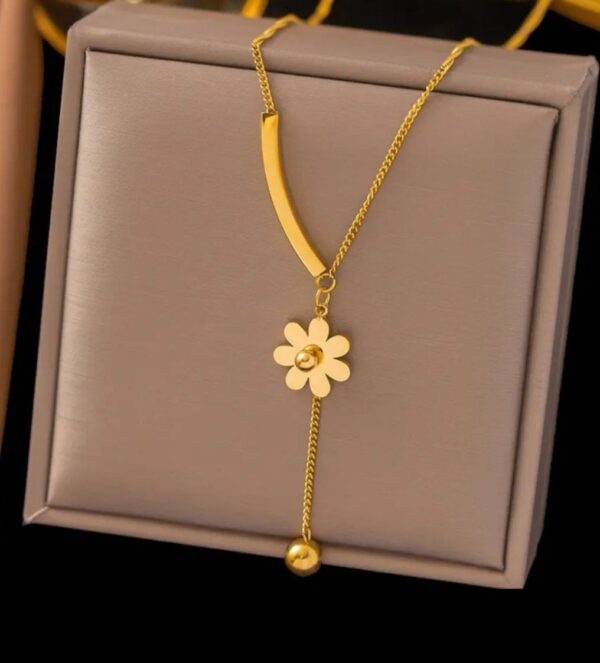 Trendy Asymmetrical Flower pendant Necklace